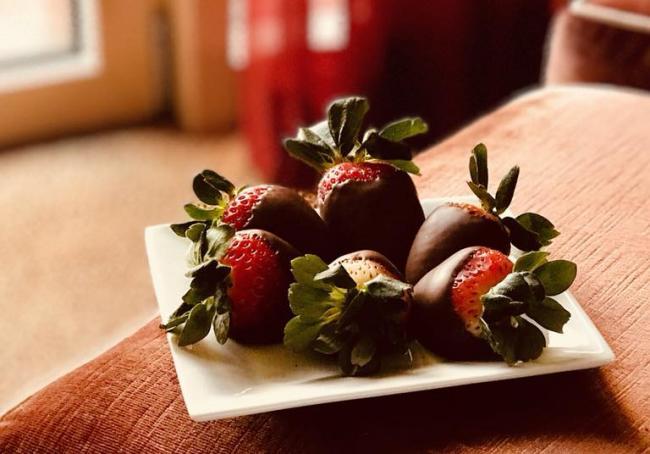 6 chocolate covered strawberries.